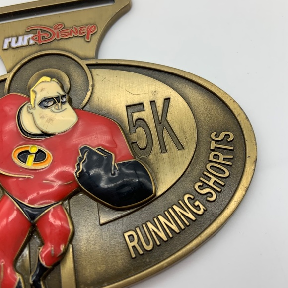 Disney runDisney The Incredibles 2018 Virtual Running Shorts 5K Gold Tone Medal - Picture 3 of 13
